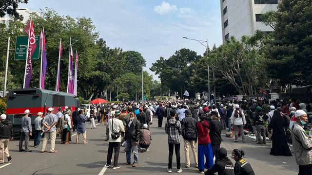 Situasi terkini aksi unjuk rasa menuntut Menteri Agama Yaqut Cholil Qoumas untuk mundur, Jumat (4/2). Foto: Haya Syahira/kumparan