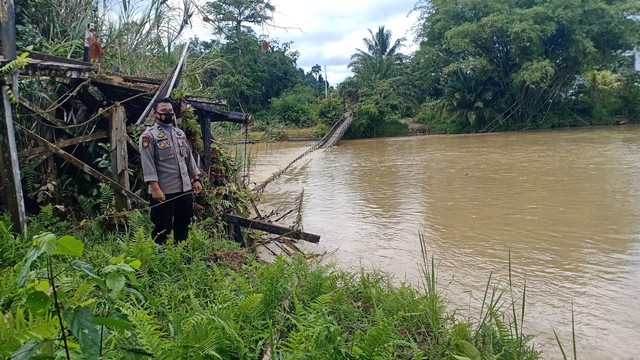 Jembatan gantung Desa Bangun, Kecamatan Sepauk, Kabupaten Sintang, roboh usai hujan deras. Foto: Dok. Polres Sintang