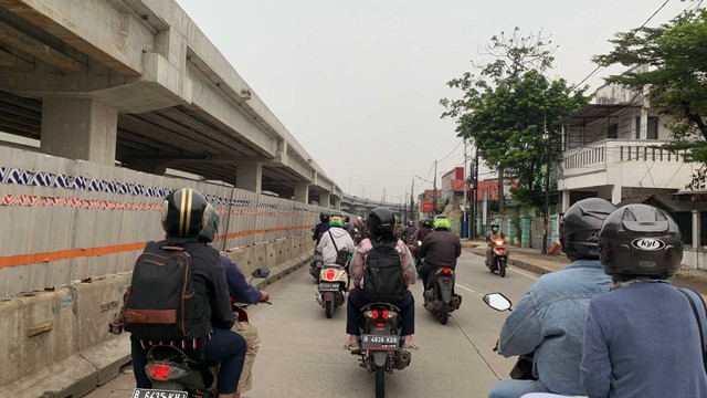 Situasi arus lalu lintas Jalan Raya Kalimalang menuju Jakarta, Senin (9/5/2022). Foto: Nugroho GN/kumparan