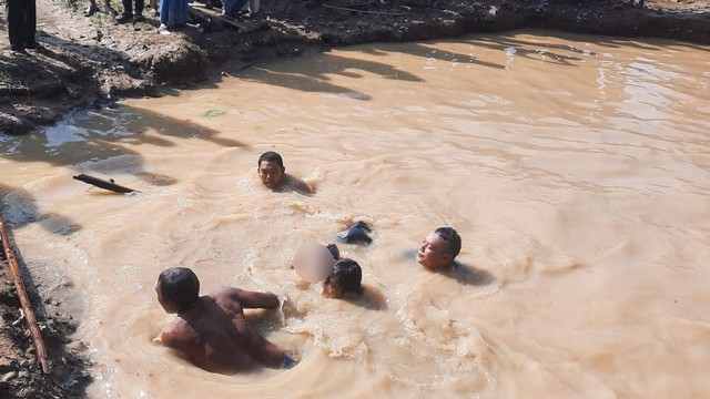 Polisi saat mengevakuasi 3 korban bocah laki-laki yang tewas tenggelam di kolam korekan Beko Kabupaten Deli Serdang. Foto: Dok. Istimewa