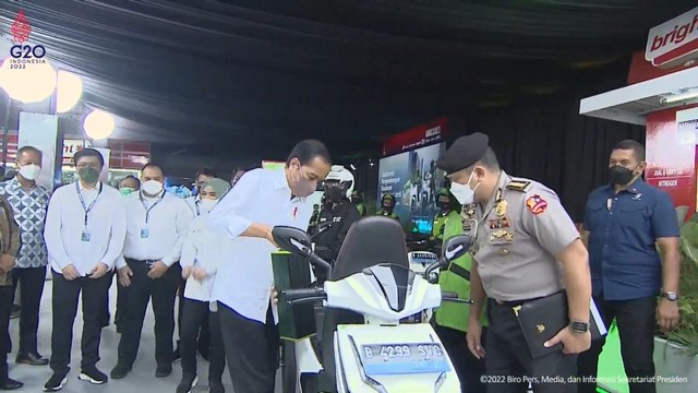 Presiden Jokowi melihat proses penukaran baterai motor listrik sekaligus meresmikan kolaborasi pengembangan ekosistem kendaraan listrik. Foto: Youtube/Sekretariat Presiden