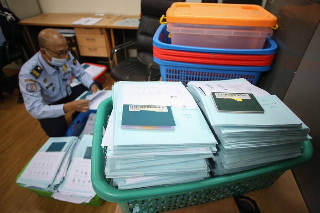 Petugas merapikan paspor di Kantor Imigrasi Jakarta Barat, Senin (18/4/2022). Foto: Rivan Awal Lingga/ANTARA FOTO