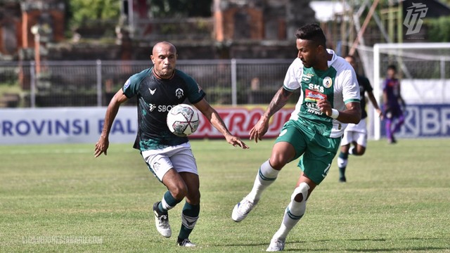 Roni Beroperay (kiri) dari Persikabo beraksi dengan pemain PSS Sleman Wander Luiz dalam pertandingan di Stadion Ngurah Rai, Bali, Kamis (24/2/2022). Foto: ligaindonesiabaru.com/