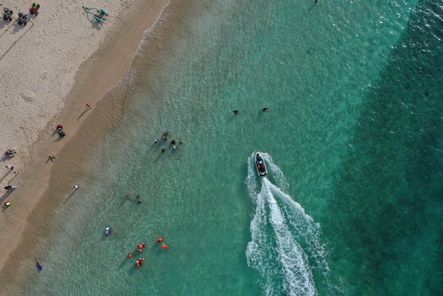 Bermain jetski ada sensasi tersendiri bagi traveler sambil menikmati pesona wisata Pantai Lampuuk di Kecamatan Lhoknga, Aceh Besar. Foto: Abdul Hadi/acehkini