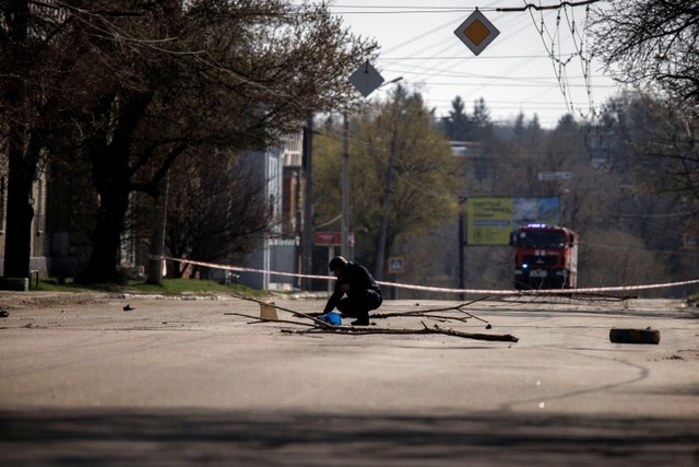 Anggota tim penjinak bom melakukan ledakan terkendali saat penemuan ranjau Rusia di Kharkiv, Ukraina. Foto: Alkis Konstantinidis/REUTERS