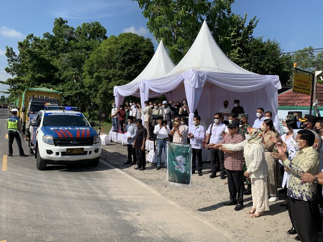 Pengusaha H Abdul Rasyid melepas truk yang membawa beras dan minyak goreng untuk di salurkan se Kalteng, di Gudang CBI Group, Pasir Panjang, Pangkalan Bun. Joko Hardyono/InfoPBUN