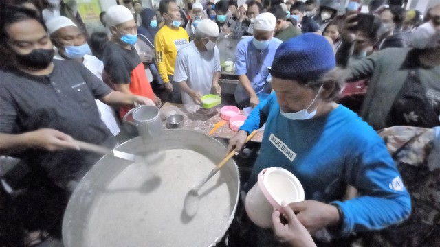 Panitia mengaduk bubur samin Banjar di Masjid Darussalam, Jayengan, Solo, Minggu (03/04/2022). FOTO: Agung Santoso