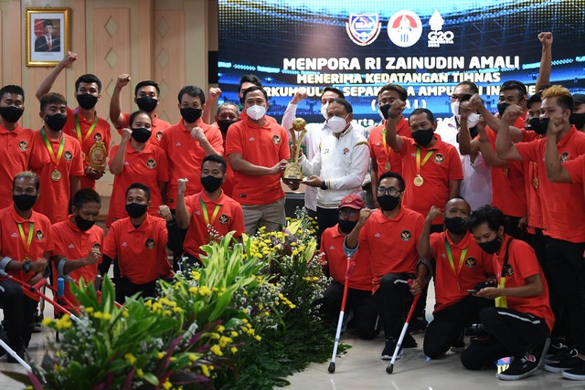 Menpora Zainudin Amali (kelima kanan) berfoto bersama Timnas Perkumpulan Sepak bola Amputasi Indonesia (PSAI) di Wisma Kemenpora, Jakarta, Kamis (17/3/2022). Foto: Sigid Kurniawan/ANTARA FOTO