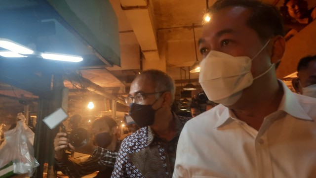 Menteri Perdagangan Muhammad Lutfi saat kunjungan ke Pasar Senen, Jakarta, Kamis (17/3/2022). Foto: Ave Airiza Gunanto/kumparan