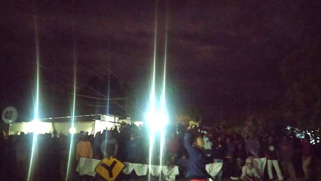 Suasana unjuk rasa penolakan tambang di Desa Katulistiwa, Kecamatan Tinombo Selatan, Kabupaten Parigi Moutong, Sabtu (12/2/2022) malam. Foto: ANTARA/HO/Novita