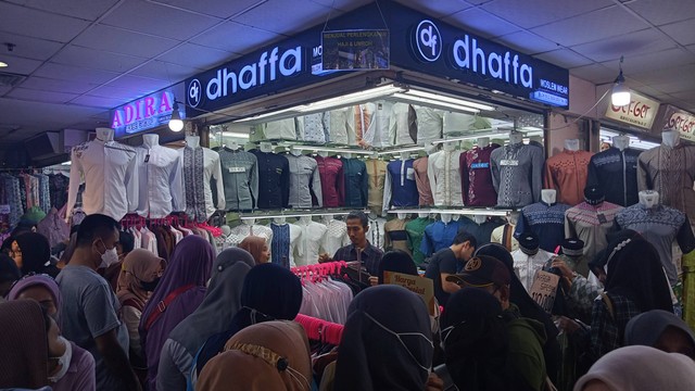 Situasi keramaian pengunjung Pasar Tanah Abang Jakarta, Minggu (17/4). Foto: Akbar Maulana/kumparan