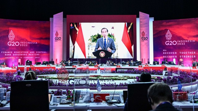 Presiden Joko Widodo menyampaikan sambutan secara virtual saat Pertemuan Tingkat Menteri Keuangan dan Gubernur Bank Sentral G20 (G20 FMCBG) di Jakarta Convention Center, Jakarta, Kamis (17/2/2022). Foto: M Risyal Hidayat/Antara Foto