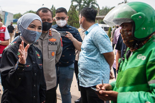 Direktur Utama PT Pertamina (Persero) Nicke Widyawati (kanan) berbincang dengan pengendara ojek daring saat melakukan sidak di SPBU by pass Soekarno Hatta Palembang, Sumatera Selatan, Minggu (3/4/2022). Foto: Nova Wahyudi/ANTARA FOTO