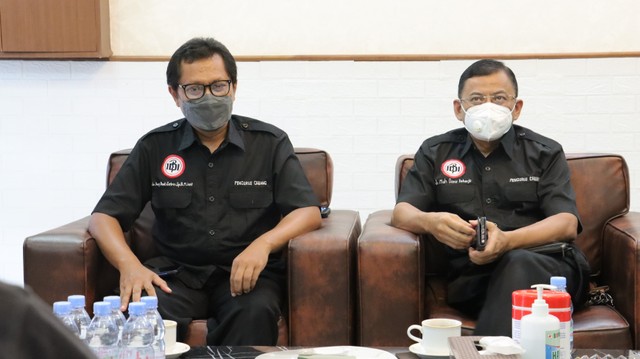Ketua IDI Sukoharjo, dr Arif Budi Satria (kiri). FOTO: Agung Santoso