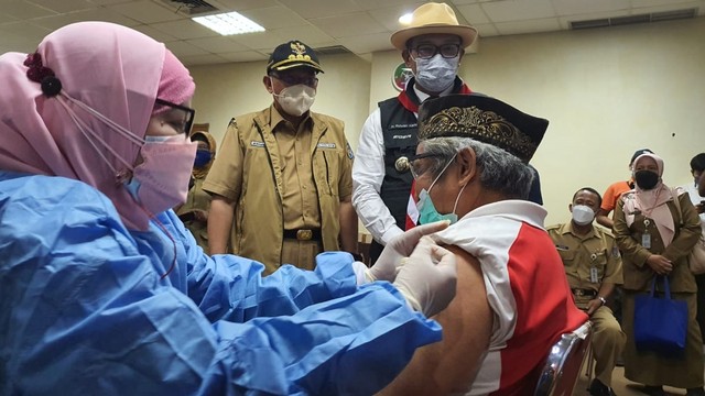 Gubernur Jawa Barat, Ridwan Kamil mengunjungi vaksinasi di gedung perpustakaan Kota Depok. Foto: Dok. Istimewa