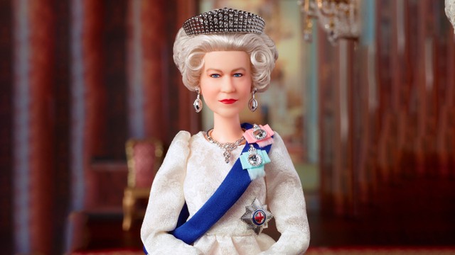 Boneka Barbie Ratu Elizabeth II untuk menandai Platinum Jubilee raja Inggris. Foto: Mattel/Handout via REUTERS