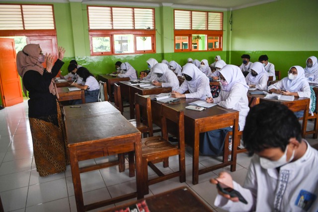 Sejumlah siswa mengikuti kegiatan belajar mengajar secara tatap muka di SMA Negeri 87, Jakarta, Jumat (8/4/2022). Foto: Hafidz Mubarak A/ANTARA FOTO