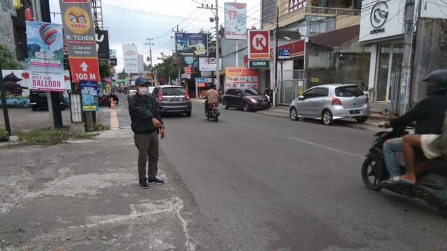 Polisi menunjuk lokasi penusukan di Seturan, Sleman. Foto: istimewa.