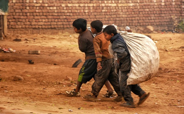 Kemiskinan menjadi permasalahan di berbagai negara. (source: unsplash.com)