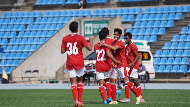 Timnas U-19 Indonesia melawan tim Korea Selatan (Korsel), Gimcheon FC, dalam laga uji coba pemusatan latihan (TC), Selasa (5/4/2022). Foto: Dok. PSSI