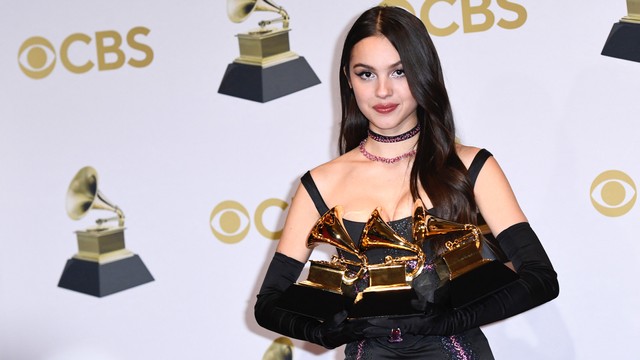Olivia Rodrigo di Grammy Awards 2022. Foto: PATRICK T. FALLON/AFP