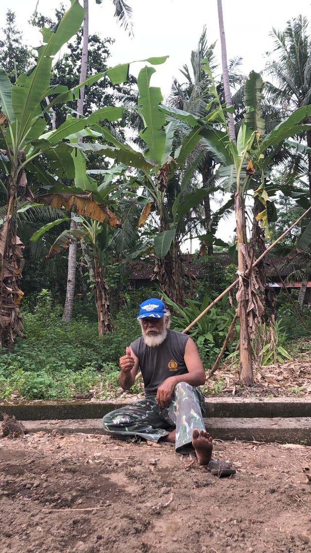 Pak Ambar ketika sedang melakukan kerja bakti