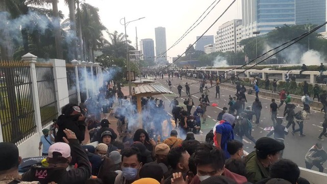 Kericuhan saat demo 11 April di Gedung DPR RI, Jakarta, Senin (11/4).  Foto: Jacko Ryan/kumparan