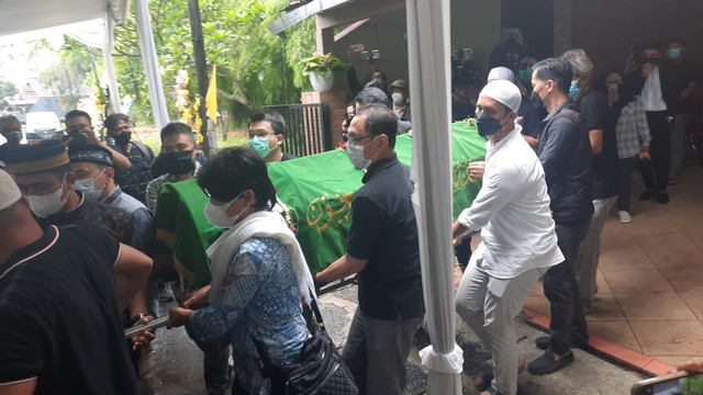 Jenazah Hilman Hariwijaya dibawa ke pemakaman
 Foto: Alexander Vito/kumparan