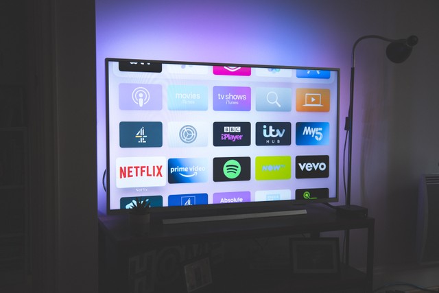 Ilustrasi menonton TV. Foto: Nicolas J Leclercq via Unsplash