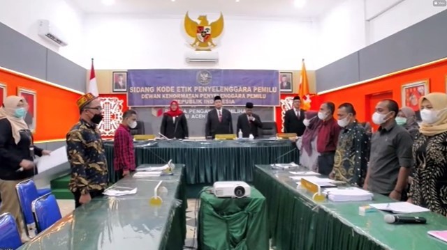 DKPP menggelar sidang pemeriksaan dugaan pelanggaran Kode Etik Penyelenggara Pemilu (KEPP) perkara nomor 17-PKE-DKPP/III/2022 di Kantor Panwaslih Aceh, Senin (18/4). Foto: Tangkapan layar YouTube DKPP 