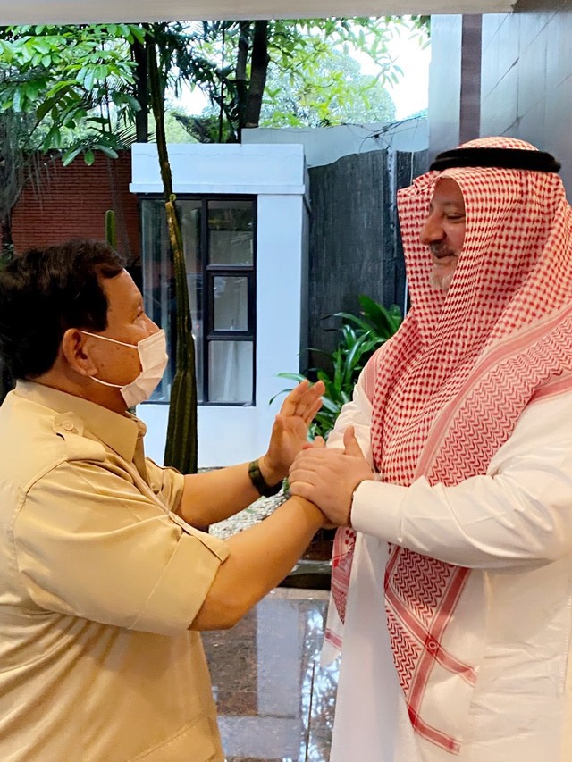 Menhan Prabowo Kunjungi Dubes Arab Saudi Di Jakarta, Tanya Kesehatan ...