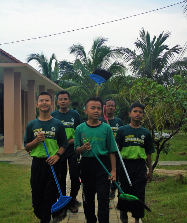Rombongan penyapu siap membersihkan lantai-lantai berdebu.
