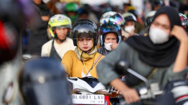 Warga dengan motor menunggu berangkat ke Sabang. Foto: Suparta/acehkini