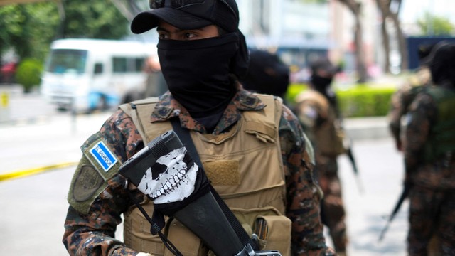 Tentara bersenjata lengkap berpatroli di jalan di pusat kota San Salvador, El Salvador, Senin (25/4).  Foto: Jose Cabezas/Reuters