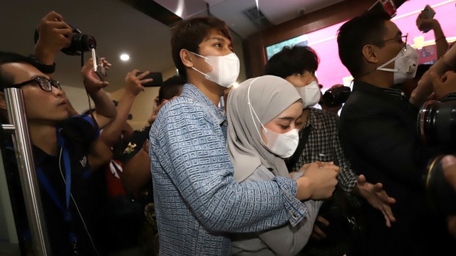 Pasangan artis Rizky Billar dan Lesty Kejora saat memenuhi panggilan terkait kasus DNA Pro di Bareskrim Mabes Polri, Jakarta, Rabu (20/4/2022). Foto: Agus Apriyanto