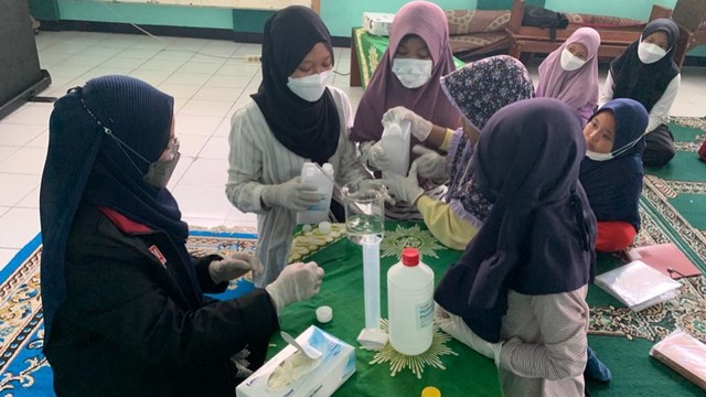 Anak-anak Panti Asuhan Aisyiyah membuat hand sanitizer mandiri didampingi oleh mahasiswa PMM