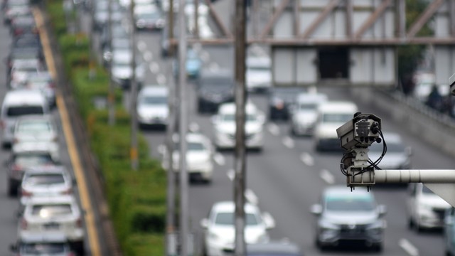 Sebuah CCTV terpasang di ruas Tol Dalam Kota, Cawang, Jakarta, Jumat (1/4/2022). Foto: Indrianto Eko Suwarso/ANTARA FOTO