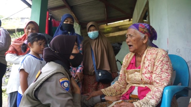 Tim Srikandi Polres Malang memberikan terapi trauma healing. Foto: Humas Polres Malang