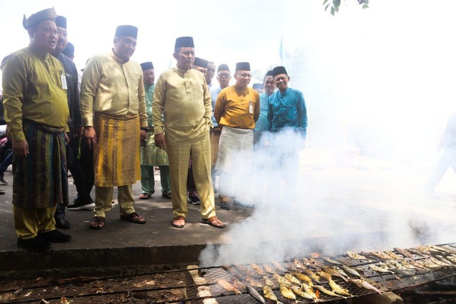 Budaya rakyat di Tambelan, panggang ikan massal. (Foto: Ary/Batamnews)