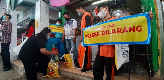 Sosialisasi penggunaan kantong non plastik. Foto: Dok. Basra