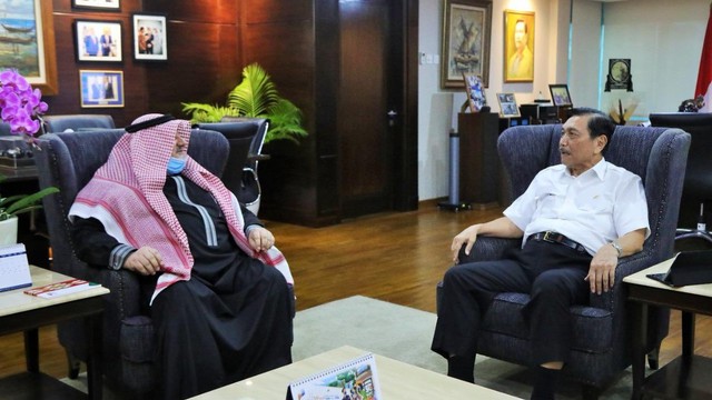 Dubes Arab Saudi di RI, Esam Althagafi, bertemu Menko Marves Luhut Pandjaitan membahas agenda kunjungan Luhut ke Arab Saudi, Rabu (23/2/2022). Foto: Kedubes Arab Saudi