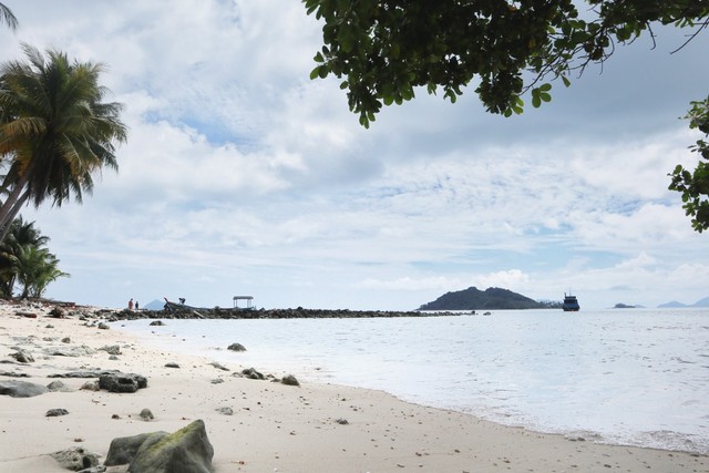 Pantai di Pulau Panjang, Tambelan, Kabupaten Bintan. Foto: kepripedia.com.