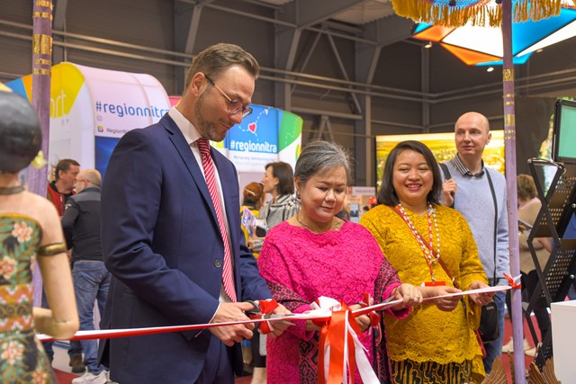 Paviliun Indonesia dibuka secara resmi oleh Duta Besar RI Praha, Kenssy D. Ekaningsih, bersama Martin František Přívětivý, Chief Executive Officer (CEO) ABF (Dok. KBRI Praha)