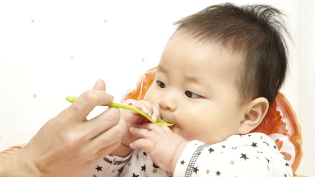 Ilustrasi resep MPASI 6-9 bulan bubur biskuit susu pisang. Foto: Shutterstock