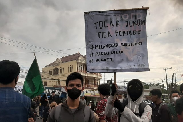 Mahasiswa Demo-Blokade Jalan Tolak 3 Periode Jokowi di Makassar. Foto: Dok. Istimewa