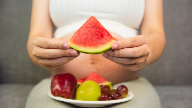 Ibu hamil makan semangka. Foto: MUNGKHOOD STUDIO/Shutterstock