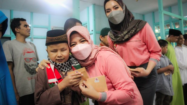 Ketua POPTI Kalbar, Windy Prihastari, menyerahkan bantuan. Foto: Dok. Istimewa