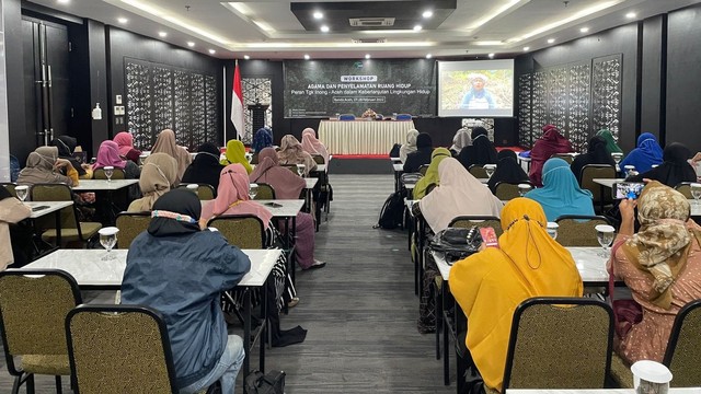 20 ulama perempuan di Aceh atau lebih dikenal Teungku Inong mengikuti lokakarya bertema Agama dan Penyelamatan Ruang Hidup: Peran Teungku Inong Aceh dalam Keberlanjutan Lingkungan Hidup. Foto: Dok. HAkA