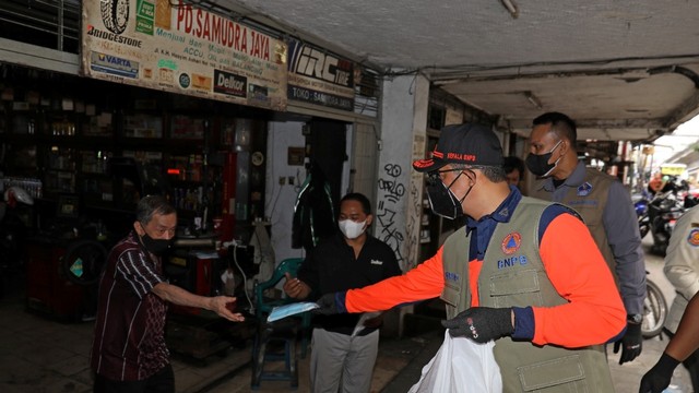 Kepala BNPB sekaligus Ketua Satgas Penanganan COVID-19 Letjen TNI Suharyanto membagikan masker kepada masyarakat di kawasan Cideng, Jakarta Pusat, pada Sabtu (12/2) sore. Foto: BNPB