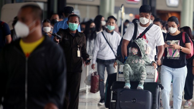 Calon penumpang berjalan menuju pintu masuk ke dalam terminal 1 A Bandara Soekarno Hatta, Tangerang, Banten, Jumat (29/4/2022). Foto: ANTARA FOTO/Muhammad Iqbal